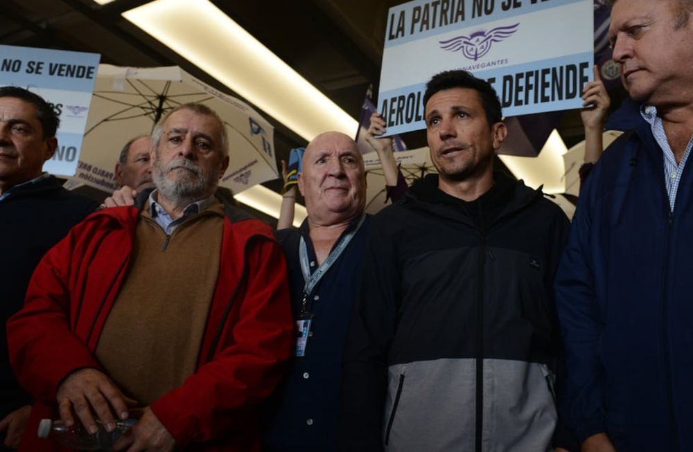 Asamblea de trabajadores  en Aeroparque. Foto gentileza Luciano Thieberger / Clarín.