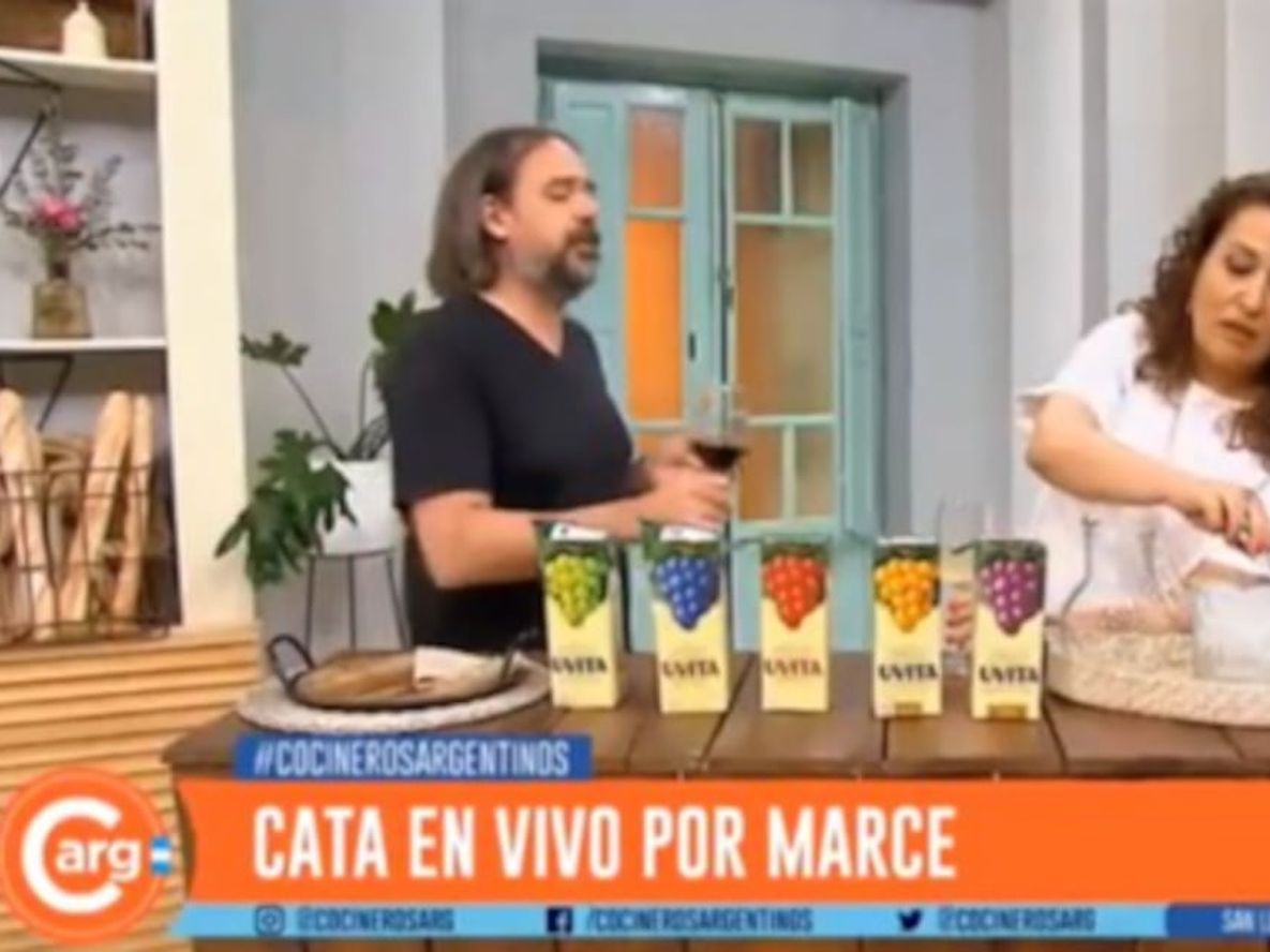 Un sommelier realizó una cata de vino en el programa Cocineros Argentinos.