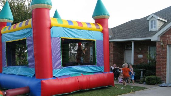 El menor Bodhi Naaf sufrió heridas mortales luego de que el inflable en el que jugaba fuera arrastrado por el viento hasta un lote vecino. Foto: Imagen ilustrativa / Web