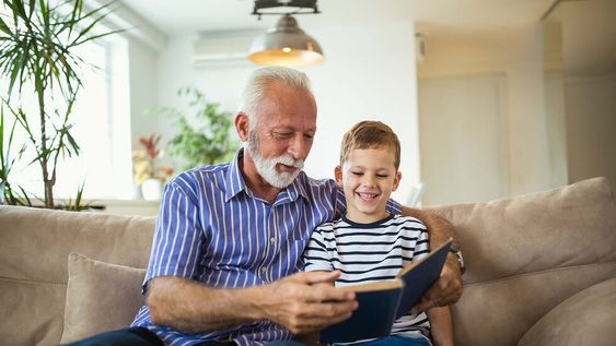 Los exámenes de agudeza visual, fondo de ojo y toma de presión intraocular, al menos una vez al año, representan una sencilla y efectiva manera de cuidarnos la visión.