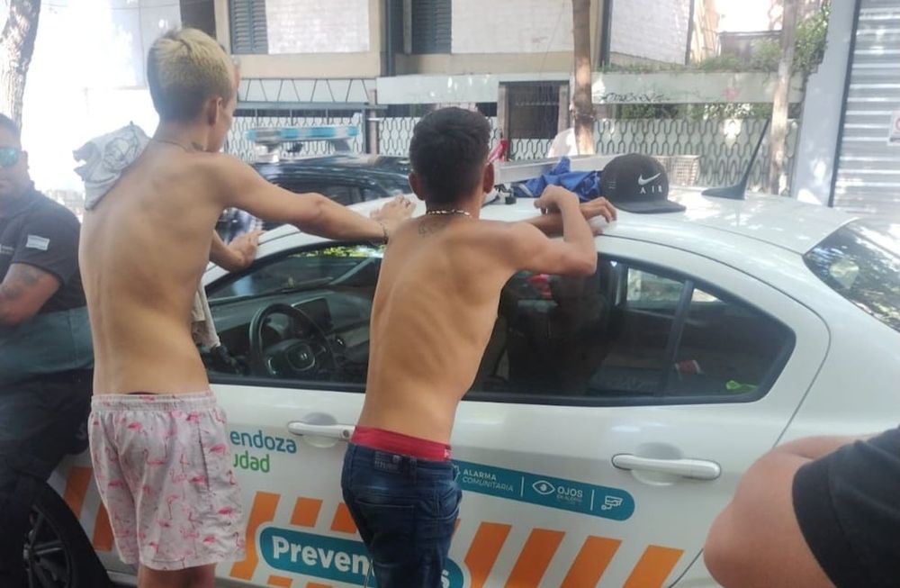 Preventores interceptaron a dos sujetos que habían robado un celular