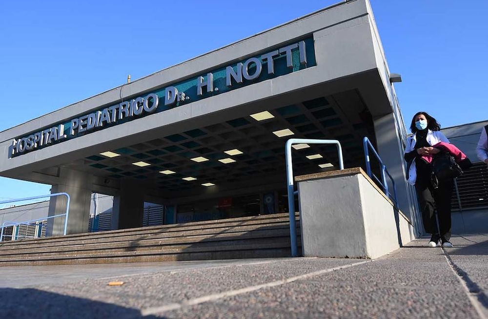 El padre de los dos chicos denunció esta madrugada que su hijo de 7 años contó que había sido abusado sexualmente por su propio hermano, de 13 años. Ambos están en observación en el Hospital Notti. Foto: José Gutierrez / Los Andes