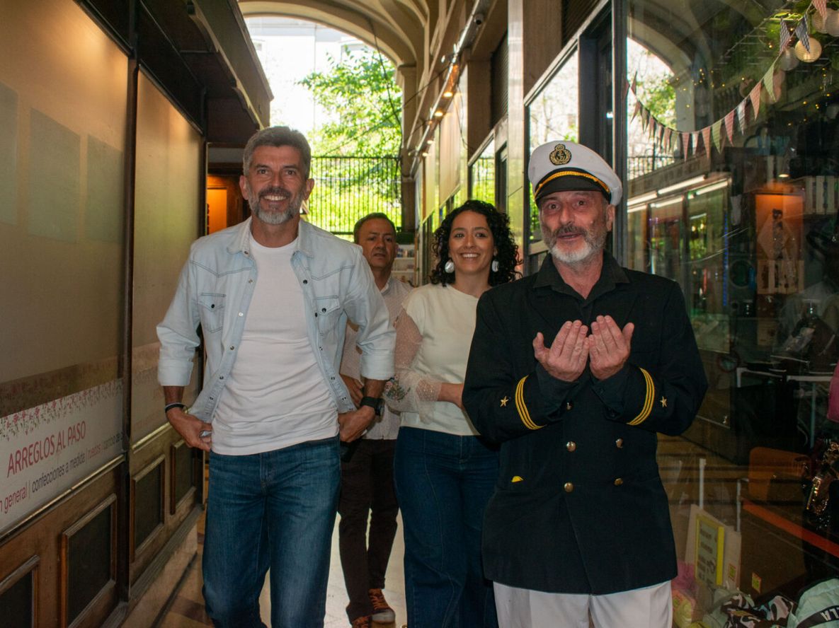 Ulpiano Suarez participó de la inauguración de un nuevo café en el Pasaje San Martín