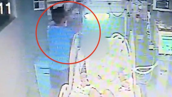 Difundieron el video donde se ve cómo el podólogo mendocino Guillermo Germán Berjeli envenenaba a su marido Roberto Guzmán Jaque. Foto: Captura de video