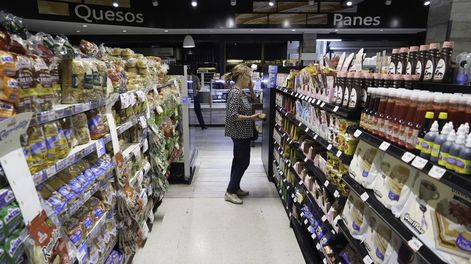 El consumo en supermercados volvió a aumentar en abril, pero sigue sin repuntar las ventas en mayoristas