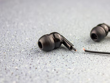 No tires tus auriculares viejos y rotos. Te mostramos 2 opciones para reutilizarlos. No tires tus auriculares viejos y rotos. Te mostramos 2 opciones para reutilizarlos.