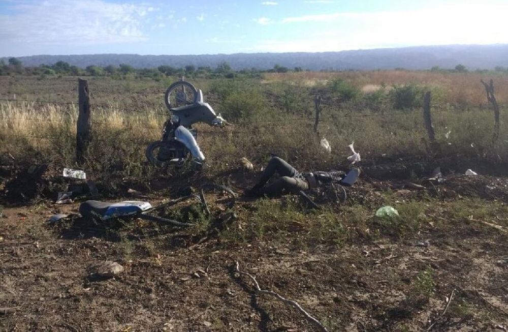 Perdió el control de su moto y lo encontraron herido en el alambrado de una finca