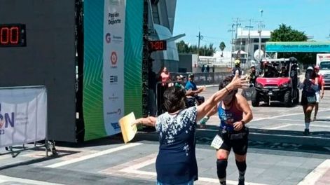 Una joven corrió una maratón y salió última, pero su mamá la esperaba en la llegada.