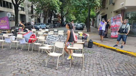 Estudiantes de la UBA tomaron su clase frente al domicilio de Manuel Adorni en modo protesta.&nbsp;