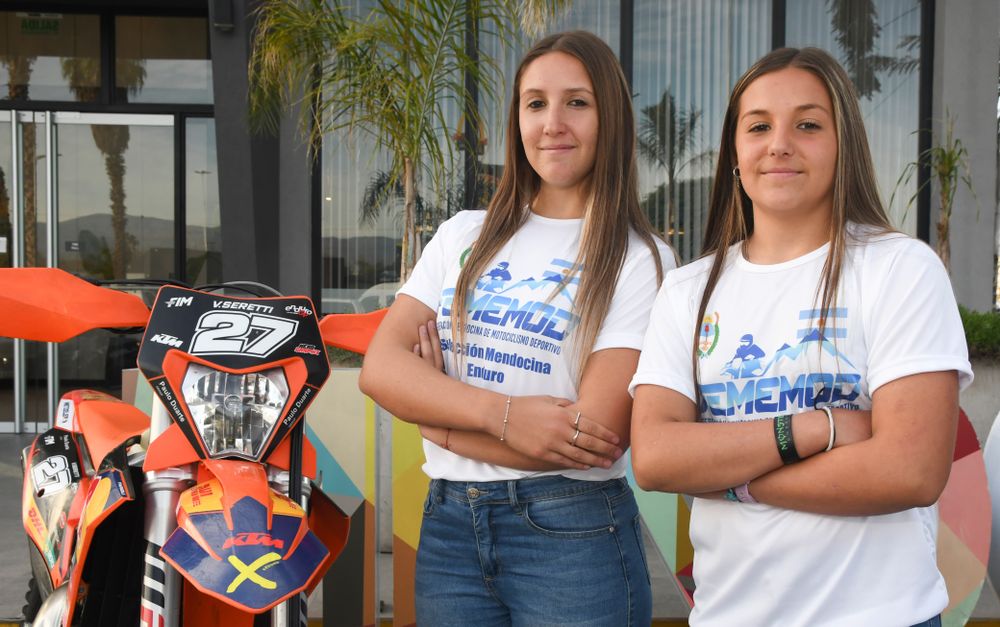 Enduro. Agostina with her sister Valentina at the Ibero-American presentation.