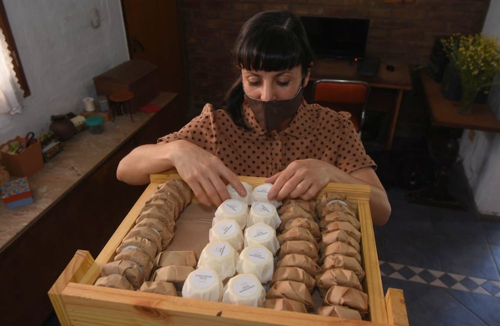 Rocío comenzó a elaborar cosméticos naturales para sus hijos y familiares, luego los ofreció en ferias y este año por las redes sociales. Foto: José Gutiérrez / Los Andes.