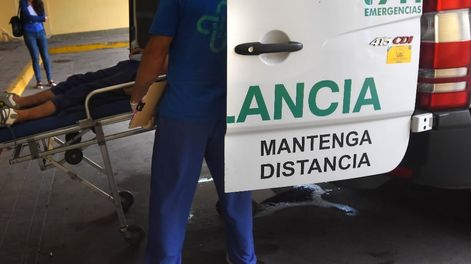 El adolescente baleado fue trasladado al hospital Lagomaggiore, donde lo operaron de urgencia, pero su estado es delicado. - Los Andes