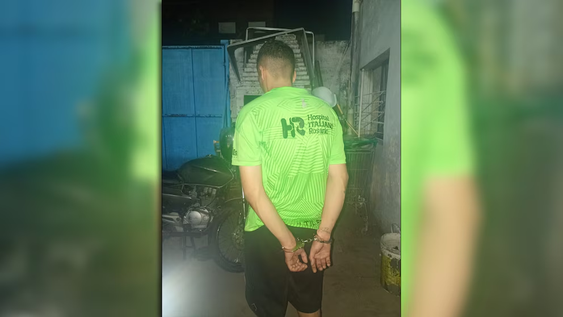 Un motociclista identificado como Marco Antonio Kevin P. descendió del rodado y abrió fuego contra la barbería. Fue detenido.