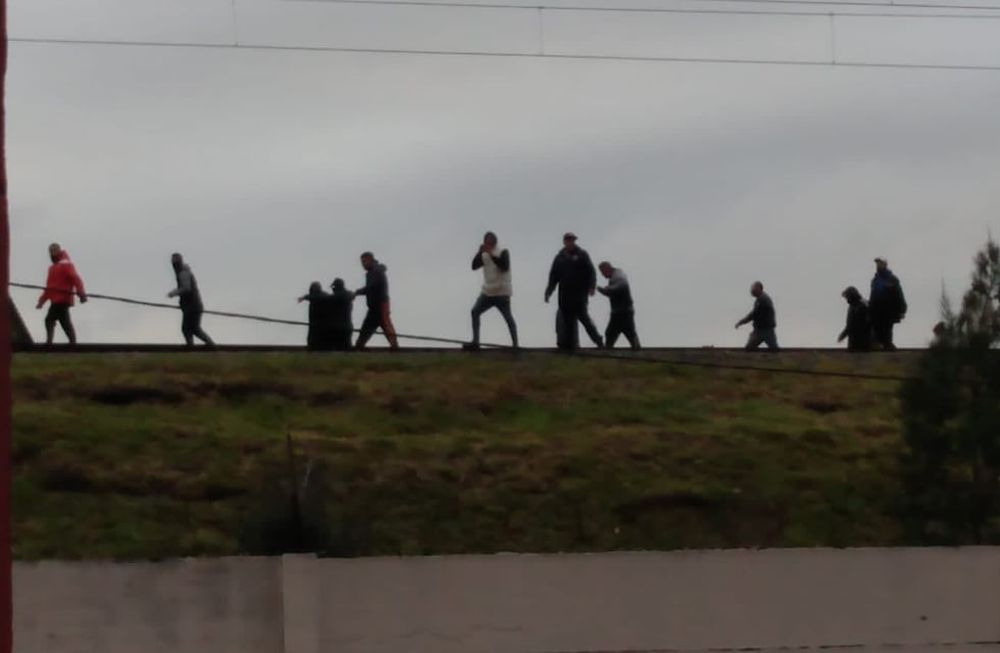 Una facción de la barra brava de Independiente de Avellaneda se enfrentó con la Policía a los tiros en las inmediaciones del estadio Rojo. / Gentileza.