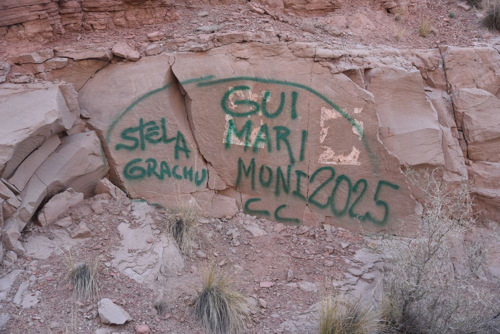 Limpieza de pintadas en las piedras al costado de la ruta 7, en Potrerillos. En el operativo estuvo la vicegobernadora Hebe Casado.