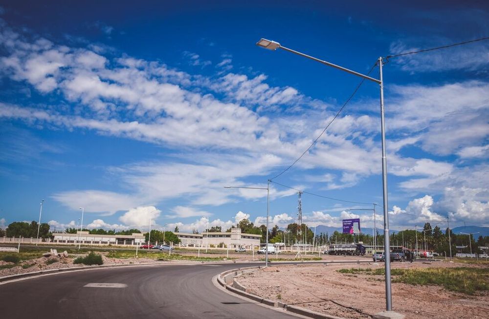 Continúa la modernización lumínica en el Parque del Acceso Este