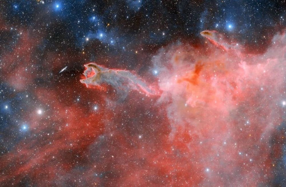 Esta estructura turbulenta y ominosa es CG 4, un glóbulo cometario conocido también como la “Mano de Dios”. Se trata de uno de los muchos glóbulos cometarios que hay en la Vía Láctea. (CTIO/NOIRLab/DOE/NSF/AURA)