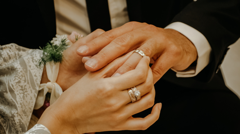 Debate: le pidió a su hermano que vaya sin su novio a su boda porque su familia es muy conservadora