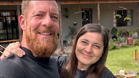 una pareja paso cuatro anos transformando un galpon con puertas y ventanas usadas para tener su propia casa