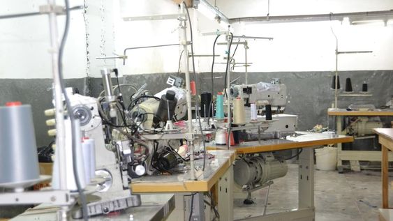 Hombres y mujeres son explotados sin límites y por remuneraciones ruinosas en los talleres clandestinos de producción textil. Verdaderas cuevas donde las autoridades laborales y la Justicia suelen brillar por su ausencia.