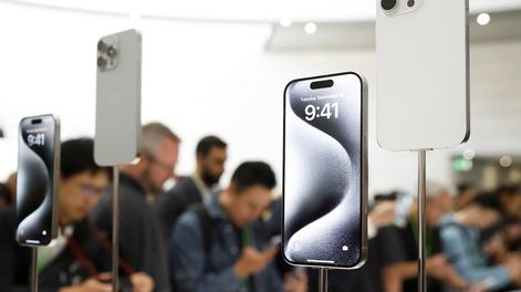 La Aduana subasta 51 iPhones incautados con precios inferiores al mercado: cómo participar. Foto: EFE/EPA/JOHN G. MABANGLO