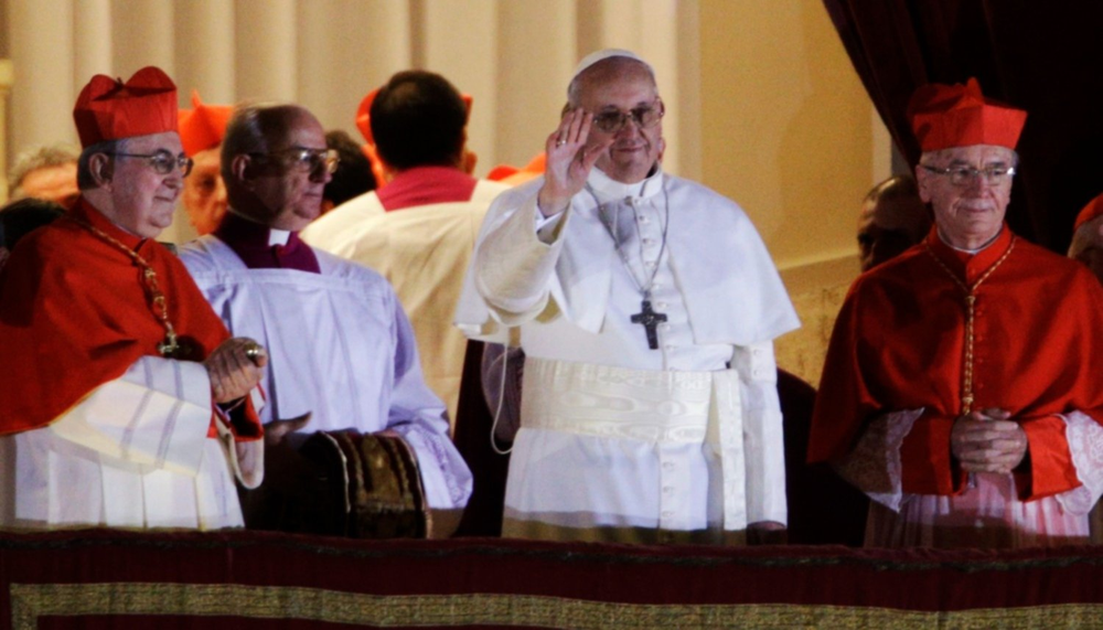 El mundo espera las palabras que confirmen la elección del nuevo Papa. El mundo espera las palabras que confirmen la elección del nuevo Papa.