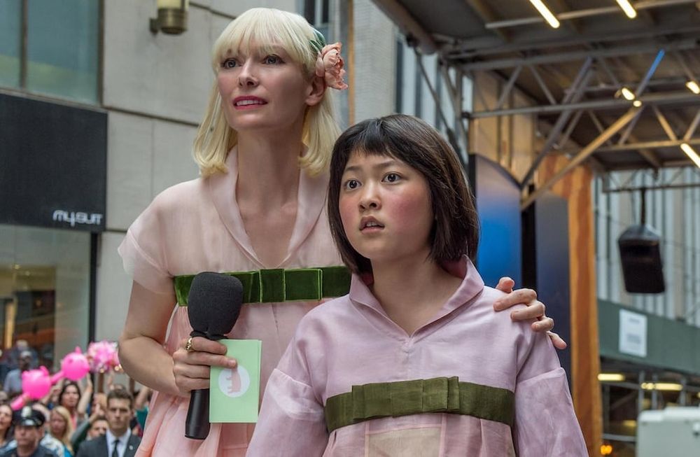 Tilda Swinton y Ahn Seo-hyun en Okja (2017) en Netflix
