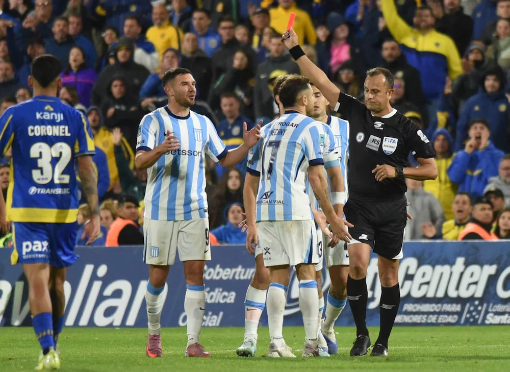 Maravilla Martínez es expulsado por el árbitro Darío Herrera en el partido frente a Rosario Central.