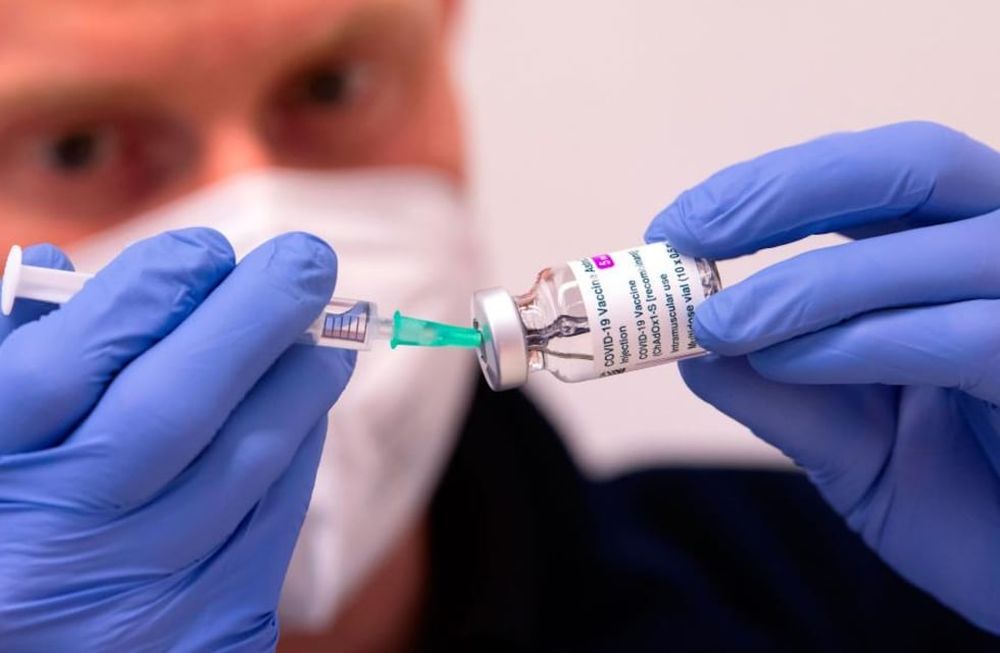 Desde el laboratorio AstraZeneca aseguran que actualmente no hay pruebas de que las trombosis registradas estén asociadas a la vacunación (AP)