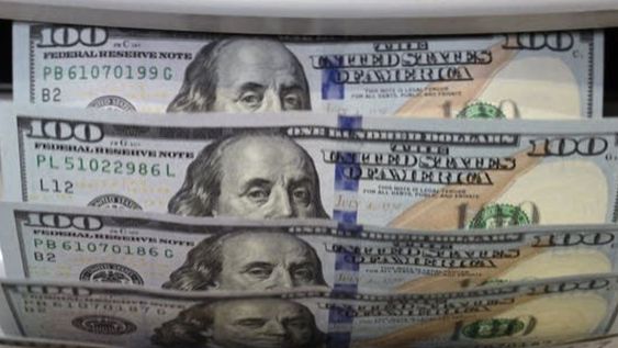 el dolar oficial alcanzo su maximo historico este viernes impulsado por la tension global