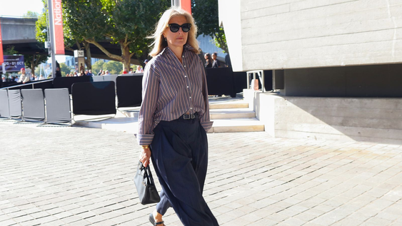 El pantalon tres cuartos volvió a ganar protagonismo como una prenda versátil para crear looks casuales y elegantes&nbsp;