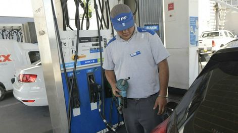 Este jueves los petroleros harán paro y subirá el precio del combustible - Foto: Los Andes