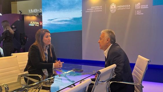 Alfredo Cornejo en ArMinera junto a la periodista de Los Andes, Soledad González