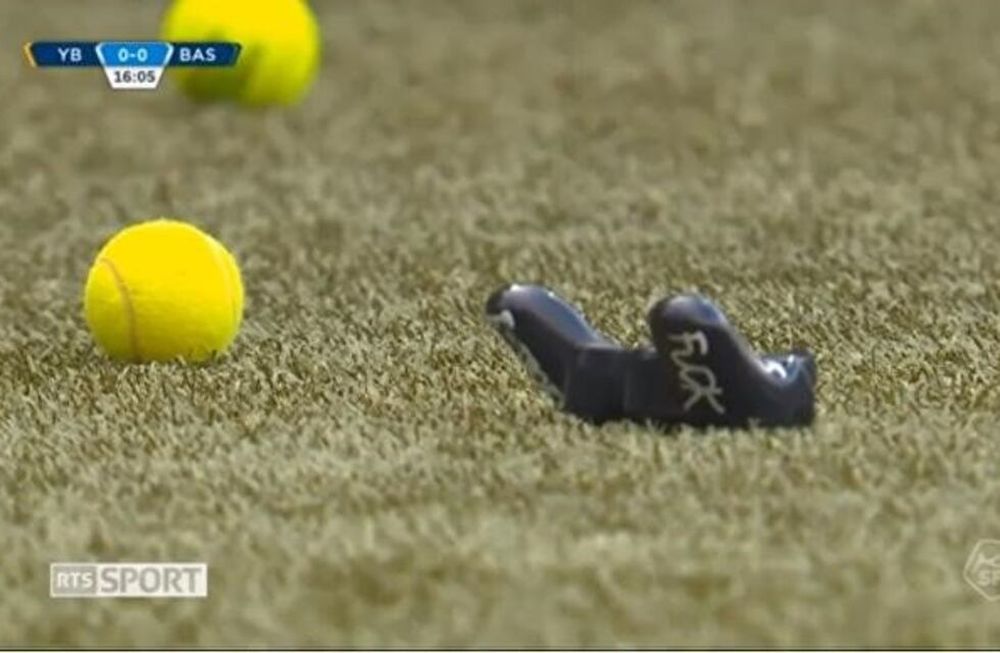 Video: hinchas suizos paran partido tirando joysticks a la cancha