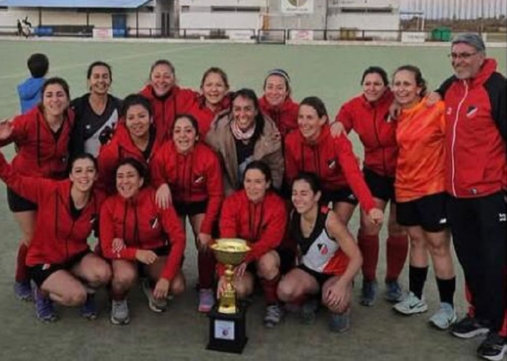 Hockey césped. Deportivo Maipú flamante campeón de la Copa de oro en la división Mamis Hockey