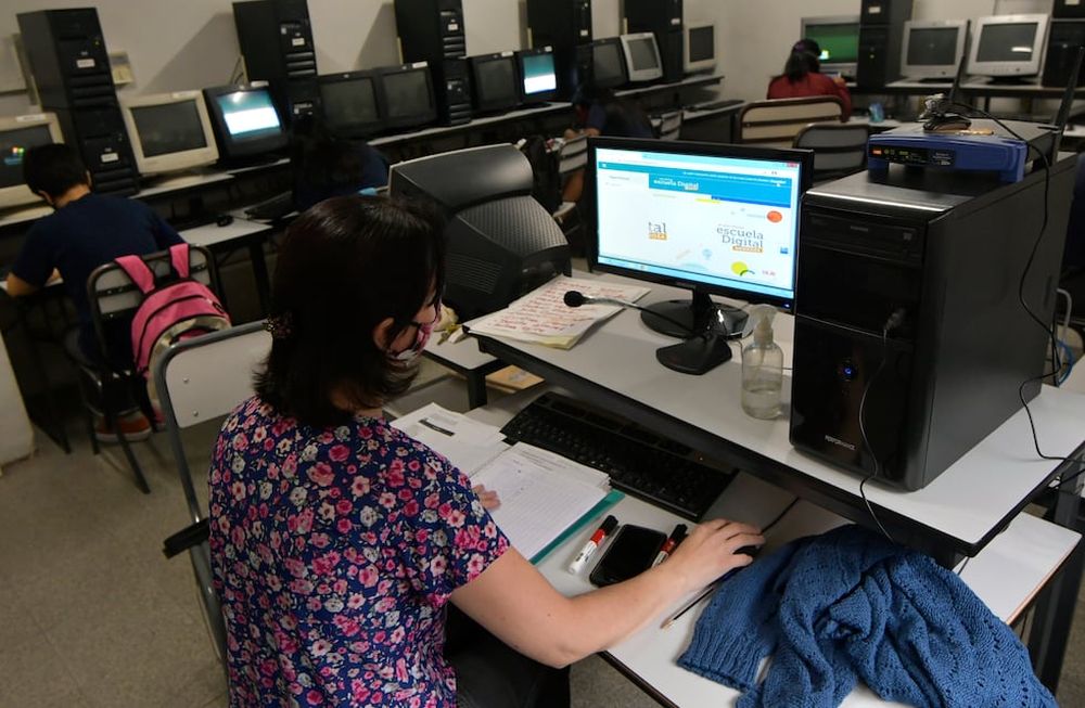 Hasta el 22 de agosto está abierta la convocatoria para que los docentes accedan a equipos y recuperen el 40% de lo que inviertan para gastar en lo que quieran. Foto: Orlando Pelichotti / Los Andes