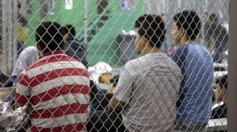 La foto del escándalo: el gobierno de Trump mete a niños separados de sus padres en jaulas