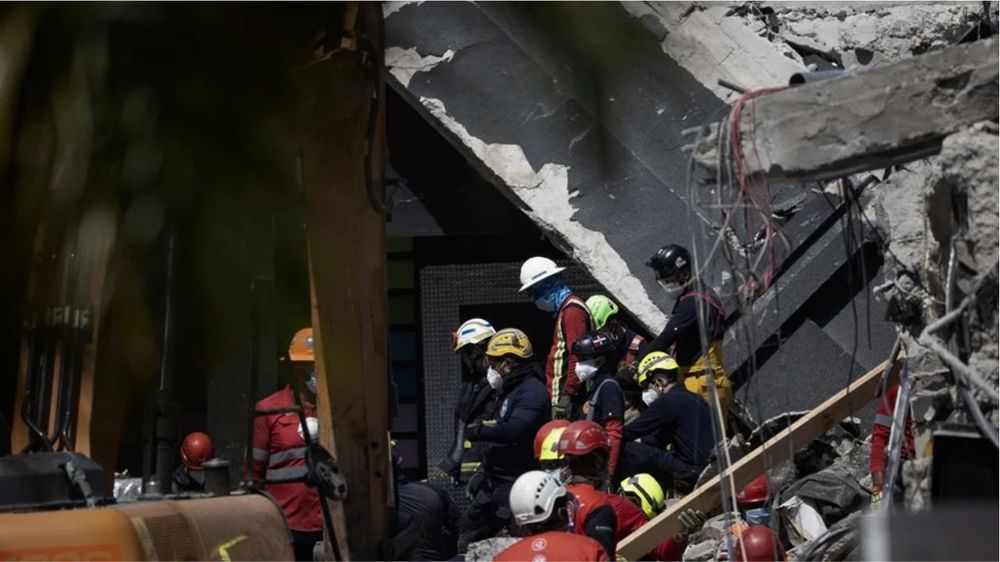 Fotografía de los equipos de rescate trabajando en la búsqueda de víctimas al interior de la discoteca Jet Set, en Santo Domingo (República Dominicana).&nbsp;