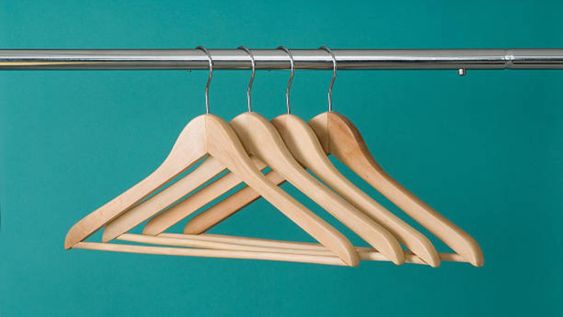 Reutilizar perchas genera espacios en casa y brinda una idea estética y económica en la cocina.
