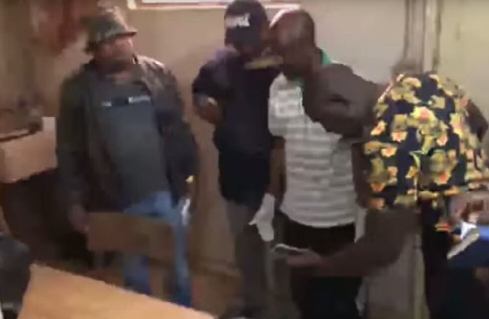 El alcalde de Nairobi visitó un hospital y encontró 12 cadáveres de bebés en una bolsa