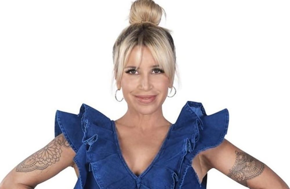 Flor Peña se niega a sacarse la bikini y aprovecha cada rayo de sol para lucir un modelo diferente