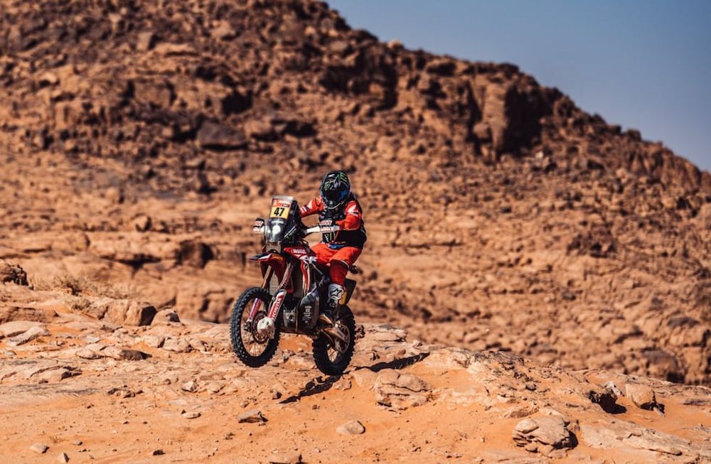 Kevin Benavides festejó en la novena etapa para las motos y trepó a la posición de escolta en la general. A su vez, su hermano Luciano debió abandonar.