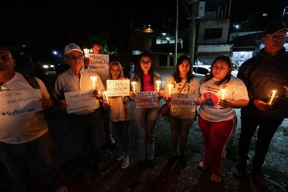 Un grupo de personas participa en una vigilia frente al centro penitenciario Rodeo I este s&aacute;bado, en Zamora estado de Miranda, Venezuela.