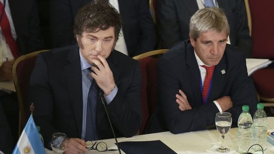 Milei y Caputo se contradijeron con los datos de pobreza en el país