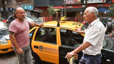 Los Andes | Sergio Fernández y Carlos Encina hablan sobre el drama de los taxistas, que día a día salen a la calle con el miedo a ser asaltados y golpeados. | Foto: José Gutiérrez / Los Andes