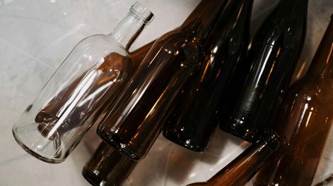 Paso a paso para reciclar botellas de vidrio en casa