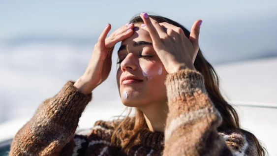 Estar un rato al sol es un beneficio para obtener vitamina D.