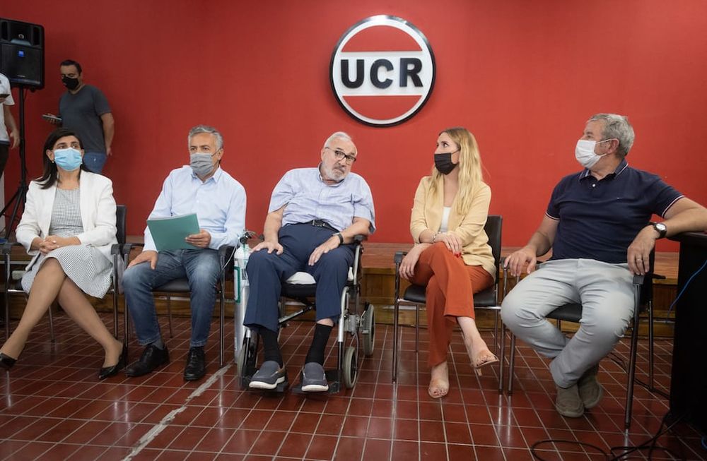 Los diputados Alfredo Cornejo y Jimena Latorre encabezaron una conferencia de prensa junto al doctor Daniel Ostropolsky. Ignacio Blanco / Los Andes