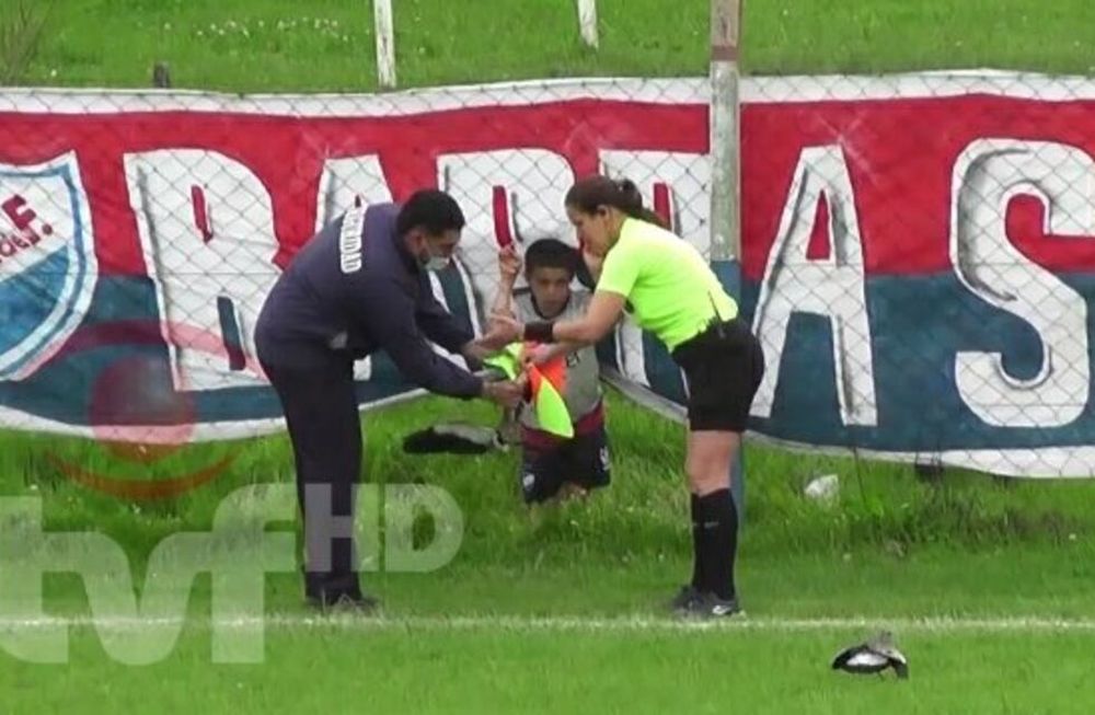 En el Ascenso de Uruguay, una jueza de línea estaba haciendo su trabajo cuando de repente dos teros invadieron la cancha y uno se le fue encima. / Gentileza.