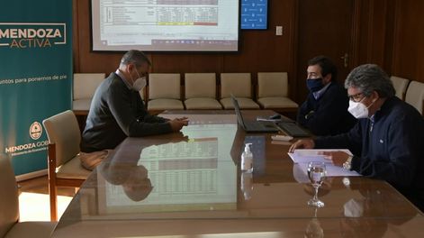 El ministro de Economía de la provincia, Enrique Vaquié, junto al subsecretario de Agricultura y Ganadería, Sergio Moralejo, y al director de Ganadería, Damián Carbó, analizaron el impacto de la suspensión de exportaciones de carne anunciadas por el Gobierno nacional. Foto: Orlando Pelichotti/ Los Andes